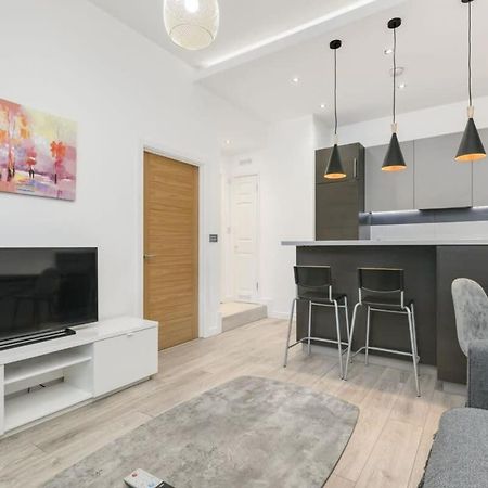 Modern 1 Bedroom Apartment In Central Γουόκινγκ Εξωτερικό φωτογραφία