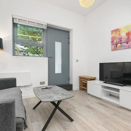 Modern 1 Bedroom Apartment In Central Γουόκινγκ Εξωτερικό φωτογραφία
