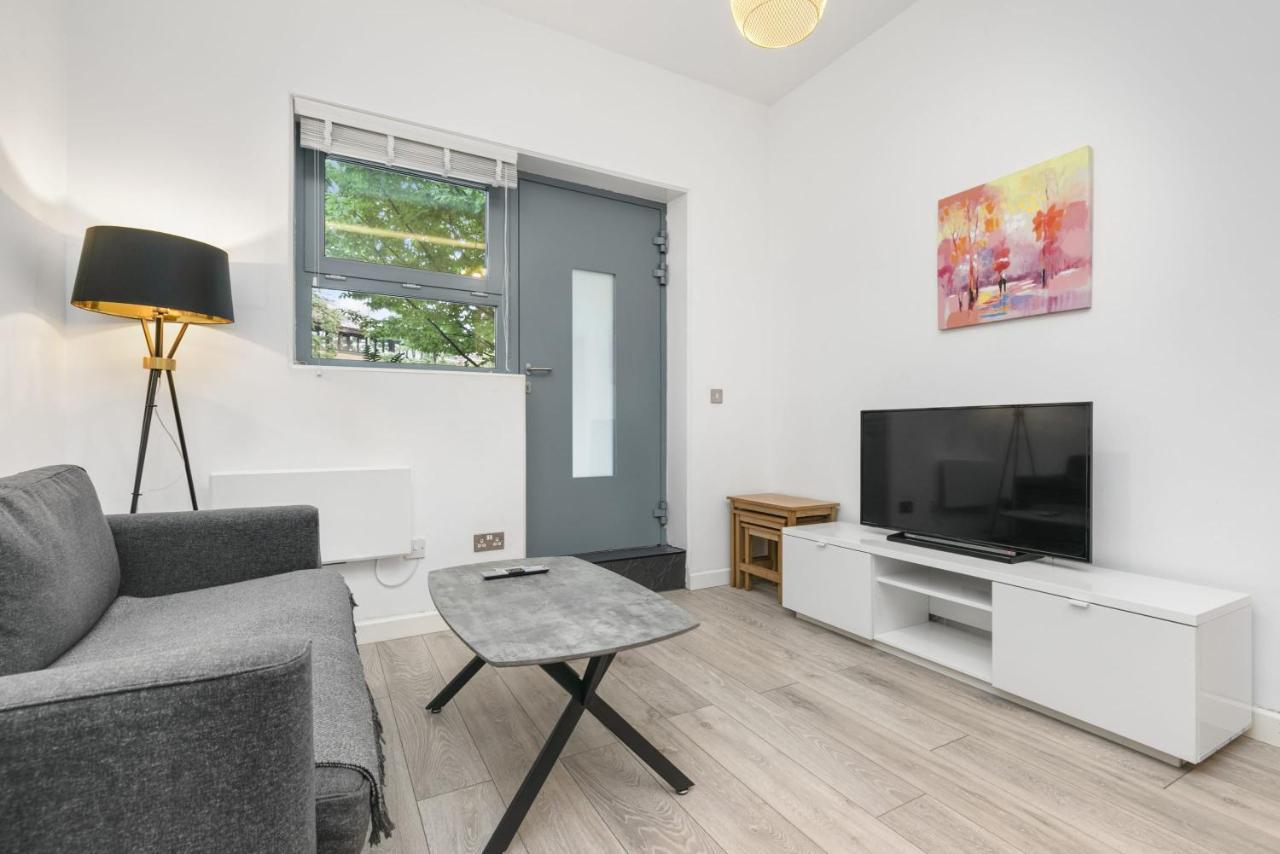 Modern 1 Bedroom Apartment In Central Γουόκινγκ Εξωτερικό φωτογραφία