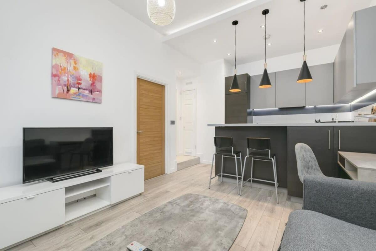 Modern 1 Bedroom Apartment In Central Γουόκινγκ Εξωτερικό φωτογραφία