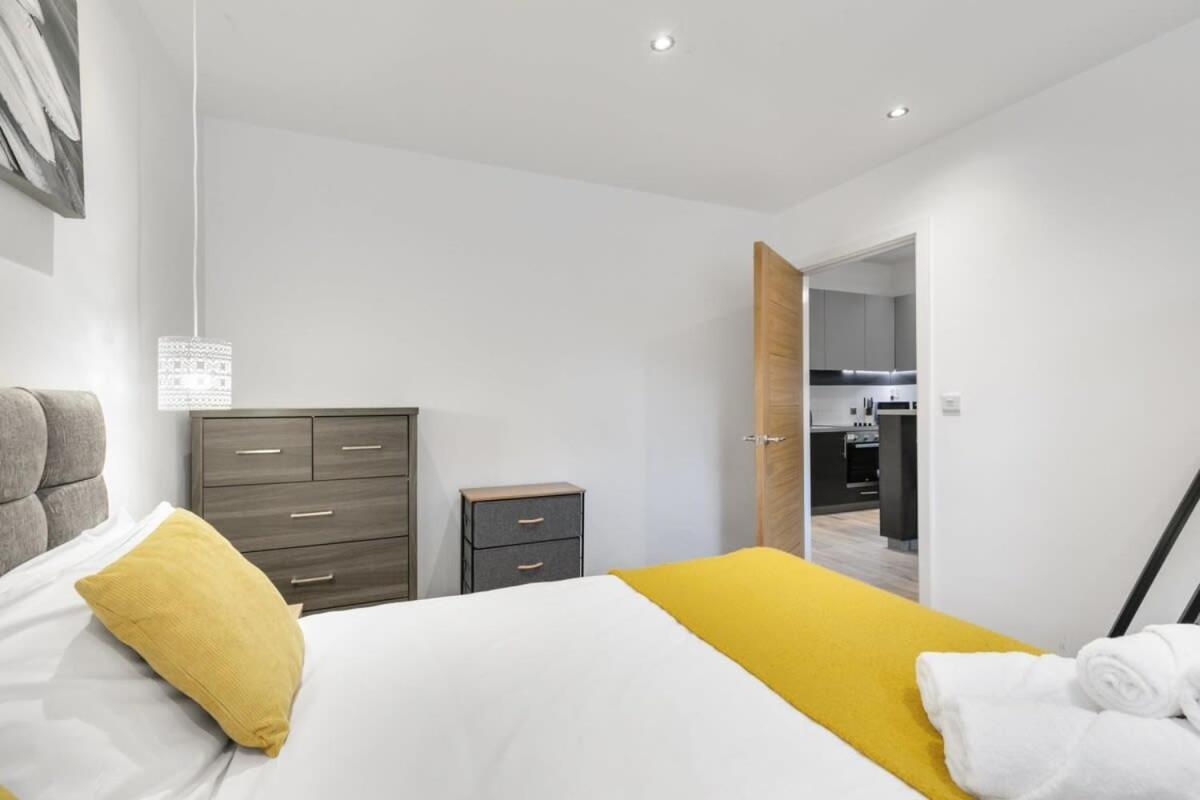 Modern 1 Bedroom Apartment In Central Γουόκινγκ Εξωτερικό φωτογραφία