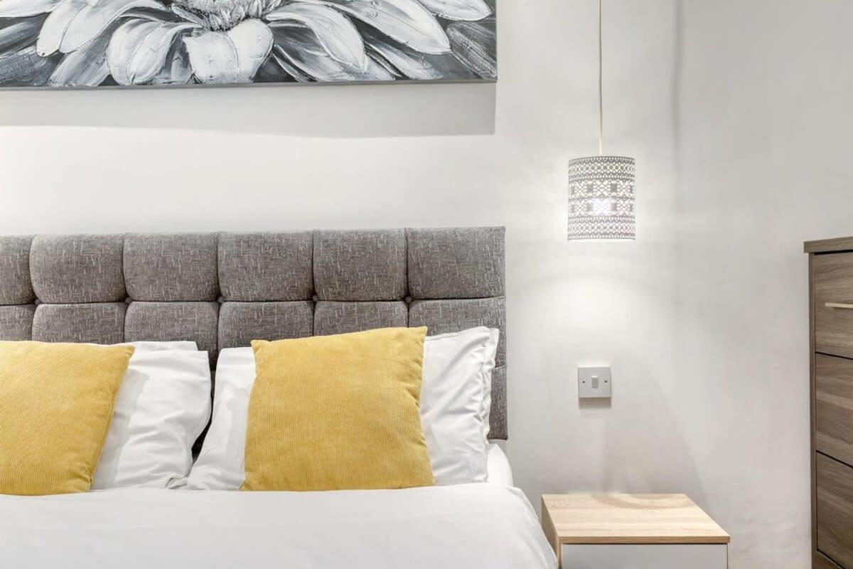 Modern 1 Bedroom Apartment In Central Γουόκινγκ Εξωτερικό φωτογραφία