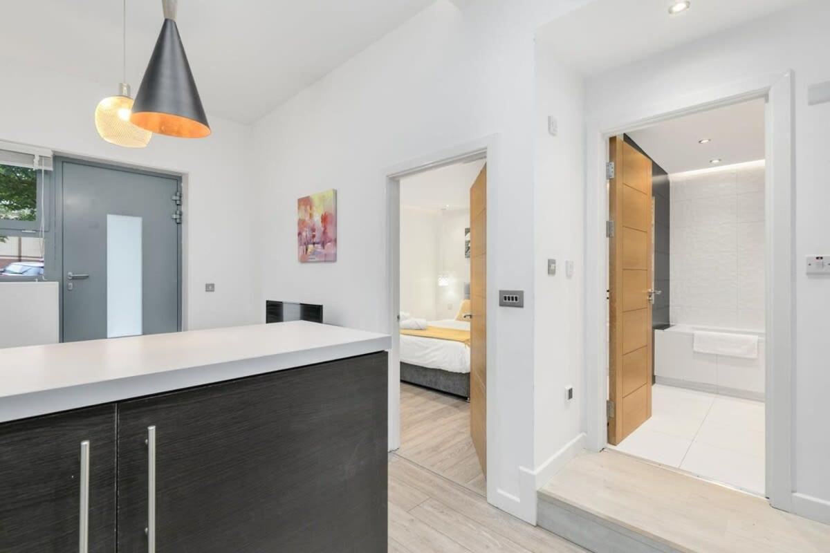 Modern 1 Bedroom Apartment In Central Γουόκινγκ Εξωτερικό φωτογραφία