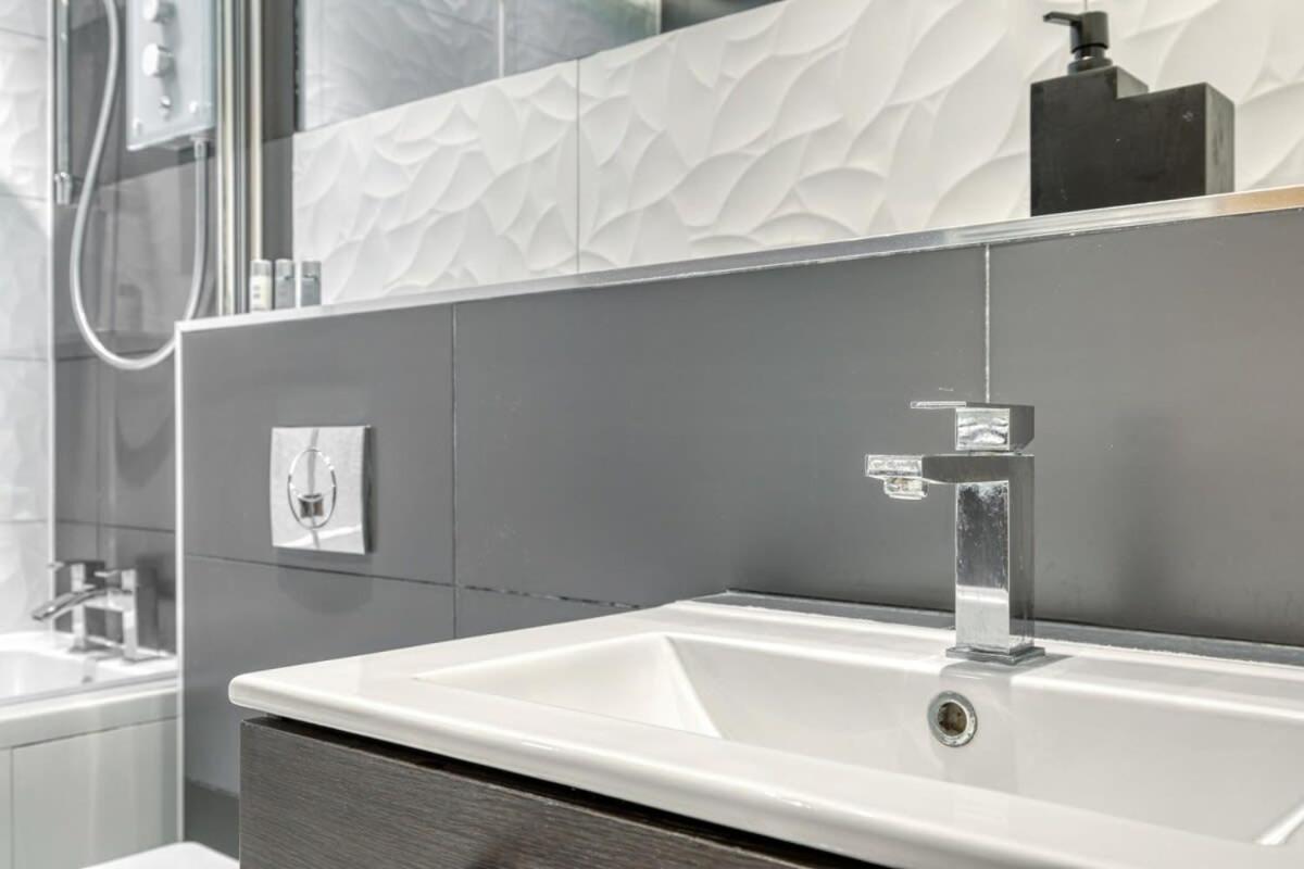 Modern 1 Bedroom Apartment In Central Γουόκινγκ Εξωτερικό φωτογραφία