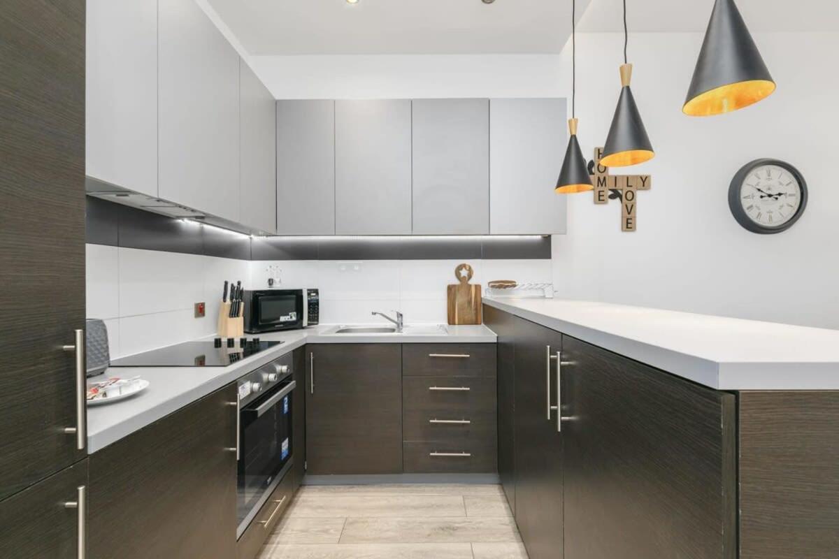 Modern 1 Bedroom Apartment In Central Γουόκινγκ Εξωτερικό φωτογραφία