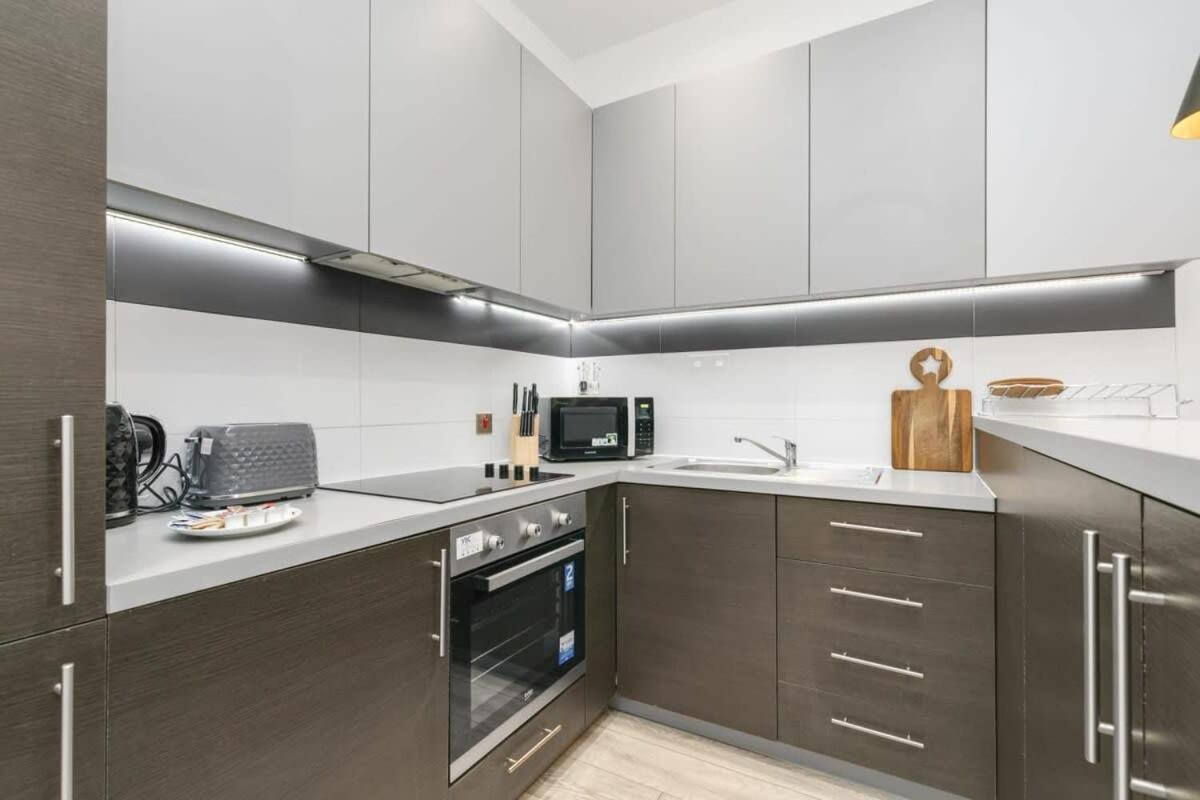 Modern 1 Bedroom Apartment In Central Γουόκινγκ Εξωτερικό φωτογραφία