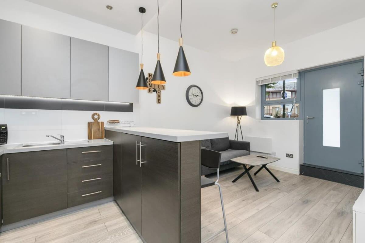 Modern 1 Bedroom Apartment In Central Γουόκινγκ Εξωτερικό φωτογραφία