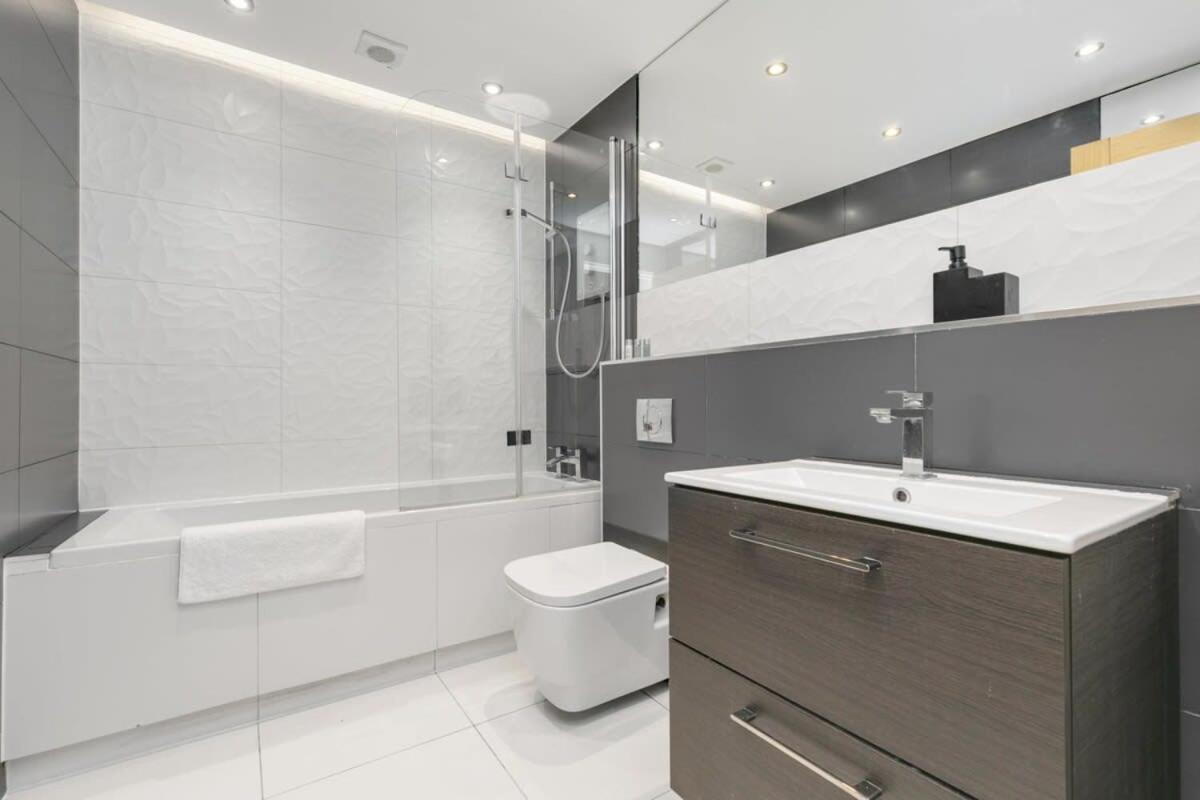 Modern 1 Bedroom Apartment In Central Γουόκινγκ Εξωτερικό φωτογραφία