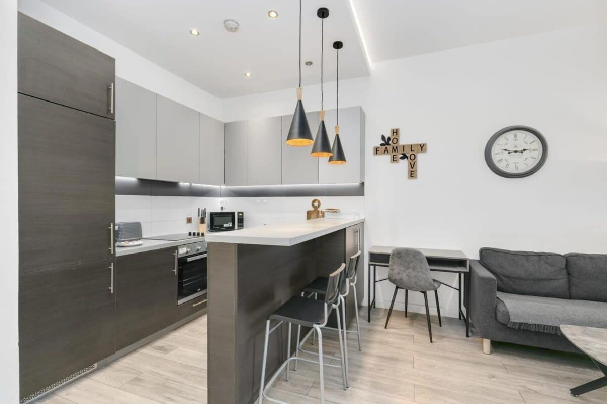 Modern 1 Bedroom Apartment In Central Γουόκινγκ Εξωτερικό φωτογραφία