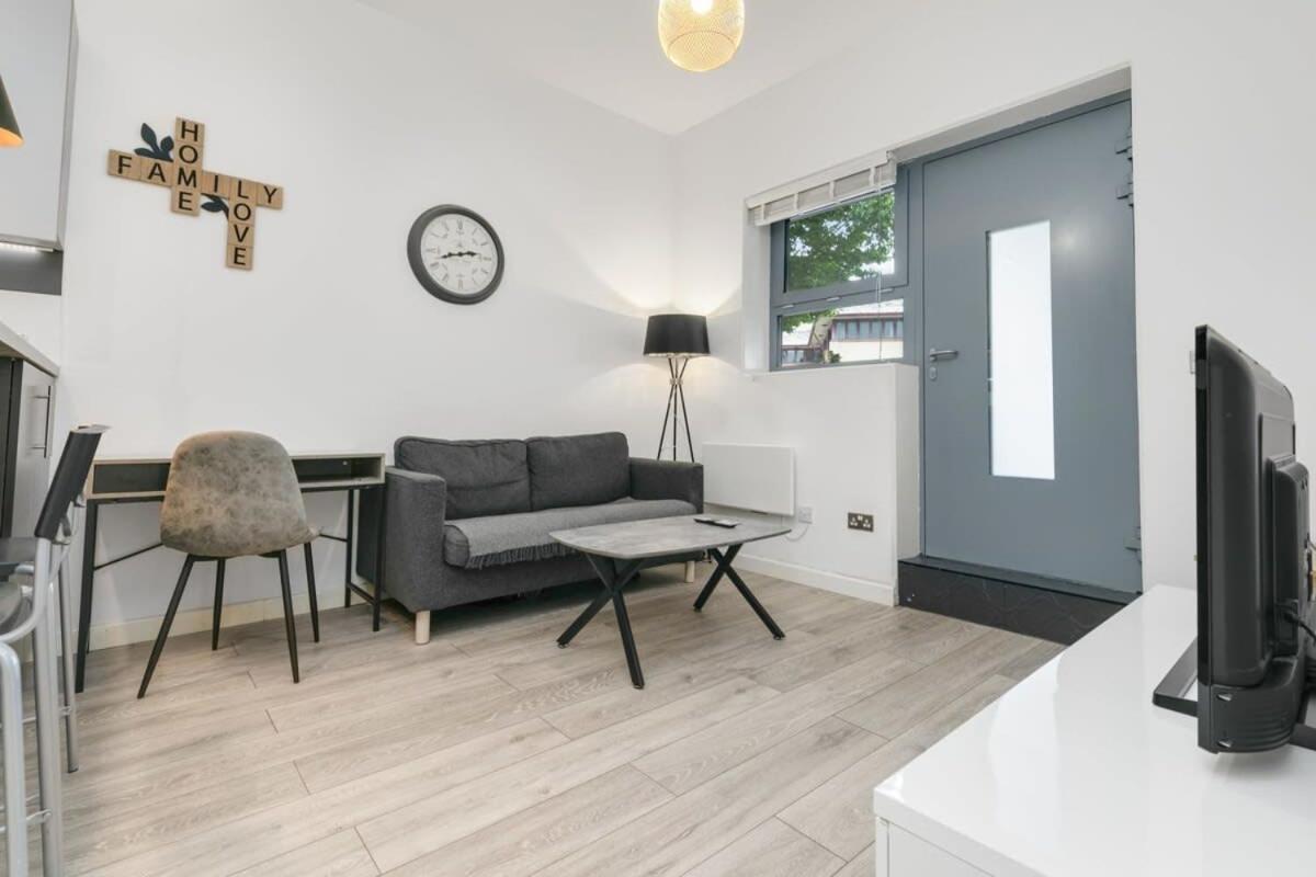 Modern 1 Bedroom Apartment In Central Γουόκινγκ Εξωτερικό φωτογραφία